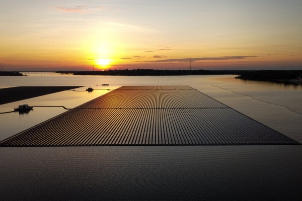 Floating solar panels are seen at a hydro-solar farm run by the Electricity Generating Authority of Thailand in Ubon Ratchathani province. Photo: AFP