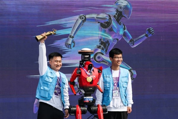 Team members celebrate next to Honor’s Lightning humanoid robot. Photo: Reuters Team members celebrate next to Honor’s Lightning humanoid robot. Photo: Reuters