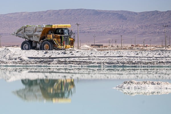 Mining trucks load lithium sulphate in Atacama Salt Flat, Chile, on July 29, 2024. Photo: Anadolu via Getty Images Mining trucks load lithium sulphate in Atacama Salt Flat, Chile, on July 29, 2024. Photo: Anadolu via Getty Images