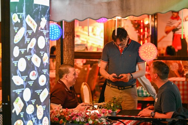 Foreign tourists order food at a restaurant in Tianjin, northern China, on April 24. Photo: Xinhua