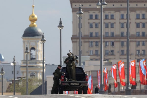 Security personnel armed with a machine gun patrol in central Moscow. Photo: Reuters Security personnel armed with a machine gun patrol in central Moscow. Photo: Reuters