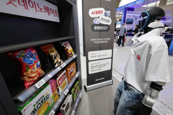 An artificial intelligence-powered robot works at a “convenience store” during the 2026 World IT Show in Seoul. Photo: EPA