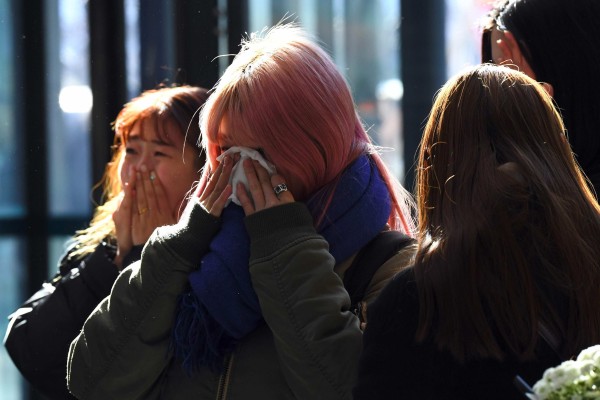 Tearful K-pop fans gather to mourn their idol at a hospital in Seoul in 2017. Photo: AFP