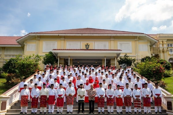Malaysia’s Sultan Ibrahim Iskandar (centre) and Johor Crown Prince Tunku Ismail Idris (centre, left) with Umno’s leaders at the Johor palace on Monday. Photo: Threads / ahmadzahidhamidi Malaysia’s Sultan Ibrahim Iskandar (centre) and Johor Crown Prince Tunku Ismail Idris (centre, left) with Umno’s leaders at the Johor palace on Monday. Photo: Threads / ahmadzahidhamidi