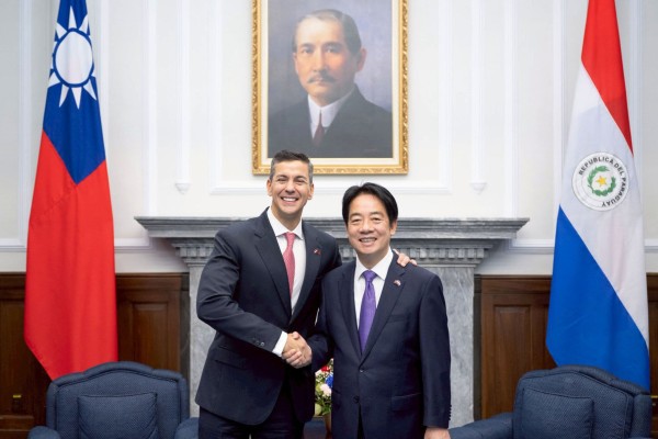 Paraguayan President Santiago Pena and Taiwanese leader William Lai Ching-te meet in Taipei on May 8. Photo: Kyodo