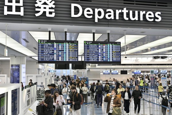 People depart Japan from Tokyo’s Haneda Airport on April 18. Photo: Kyodo