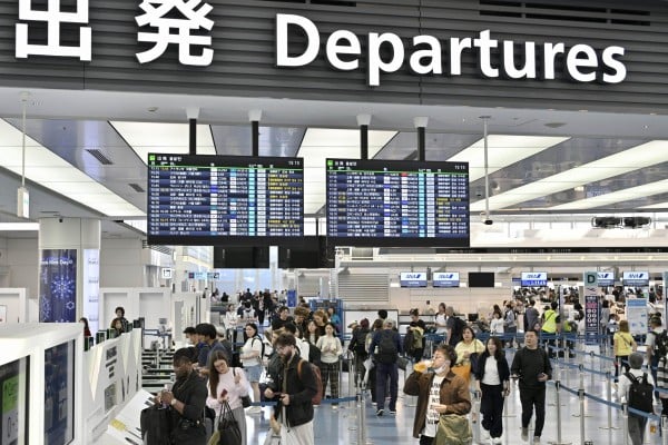 People depart Japan from Tokyo’s Haneda Airport on April 18. Photo: Kyodo People depart Japan from Tokyo’s Haneda Airport on April 18. Photo: Kyodo