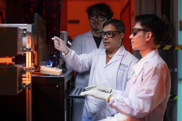 Stephen Lin Er Chow (right), pictured with colleagues from the research team that designed the new copper-free superconducting material. Photo: NUS Faculty of Science Stephen Lin Er Chow (right), pictured with colleagues from the research team that designed the new copper-free superconducting material. Photo: NUS Faculty of Science
