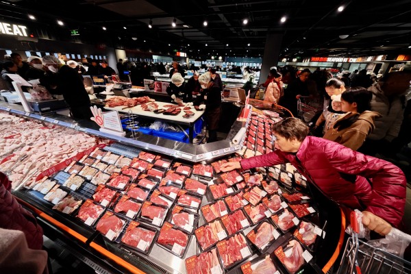 People shop for beef at a supermarket in Fuzhou, Fujian province. China has renewed import licences for hundreds of US beef plants. Photo: China News Service/VCG via Getty Images