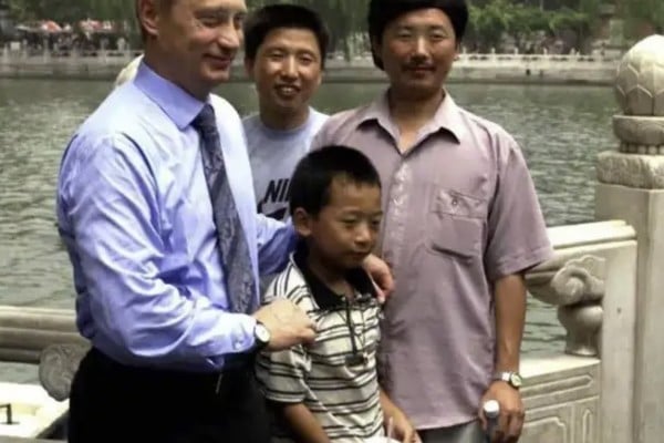 Russian President Vladimir Putin poses for a photo with then 12-year-old Peng Pai and members of Peng’s family, in Beijing’s Beihai Park on July 17, 2000. Photo: Baidu Russian President Vladimir Putin poses for a photo with then 12-year-old Peng Pai and members of Peng’s family, in Beijing’s Beihai Park on July 17, 2000. Photo: Baidu
