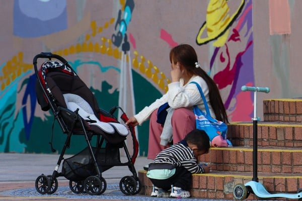 A woman and child rest on some steps in Tsim Sha Tsui on January 13. Photo: Jelly Tse A woman and child rest on some steps in Tsim Sha Tsui on January 13. Photo: Jelly Tse