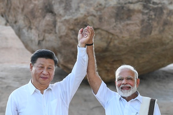 Chinese President Xi Jinping and Indian Prime Minister Narendra Modi visit the Vaan Irai Kal monument as part of informal summit talks in Mamallapuram, India, on October 11, 2019. Photo: dpa