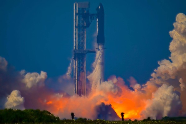 A new version of the SpaceX Starship rocket launching from Starbase in Texas in May. Photo: dpa