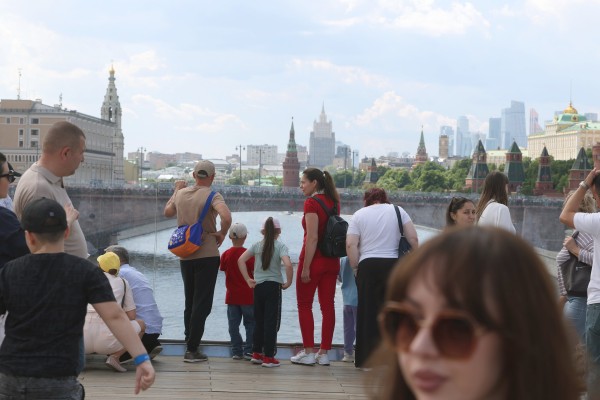 People take in the sights outside the Kremlin in downtown Moscow on June 5. Photo: EPA