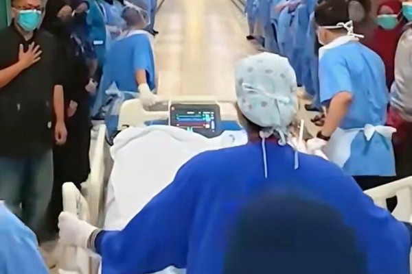 Hospital Sungai Buloh medical staff line the corridor to give Normah Sabar a final send-off. Photo: Facebook/Hospital Sungai Buloh Selangor