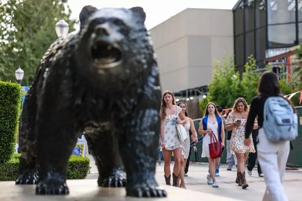 Students walk about the UCLA campus in Westwood, California, on June 19. Photo: TNS Students walk about the UCLA campus in Westwood, California, on June 19. Photo: TNS