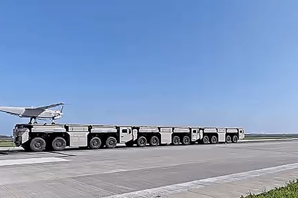 A drone is launched from an electromagnetic catapult system using interconnected trucks that form a continuous platform. Photo: BIT/WeChat