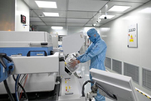 A staff member tests chips in a workshop at the Zhangjiang Hi-Tech 895 Incubator in Shangahi’s Pudong New Area on July 8. Photo: Xinhua
