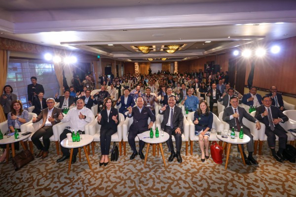 (From left) Zuraidah Ibrahim, executive editor, South China Morning Post; Tengku Zafrul Aziz, chairman, Malaysia Investment Development Authority; Pandu Sjahrir, chief investment oﬃcer, Danantara Indonesia; Widiyanti Putri Wardhana, minister of tourism, Ministry of Tourism of Indonesia; Rosan Perkasa Roeslani, CEO, Danantara Indonesia; Luhut Binsar Pandjaitan, chairman, National Economic Council, Indonesia; Tammy Tam, publisher, South China Morning Post; Horace Cheung Kwok-kwan, deputy secretary for justice, Department of Justice, government of Hong Kong; and Jeffrey Lam Kin-fung, member of Executive Council, government of Hong Kong, pose for a group photo at the Nusa Dua Forum in Bali on Friday. Photo: Nora Tam