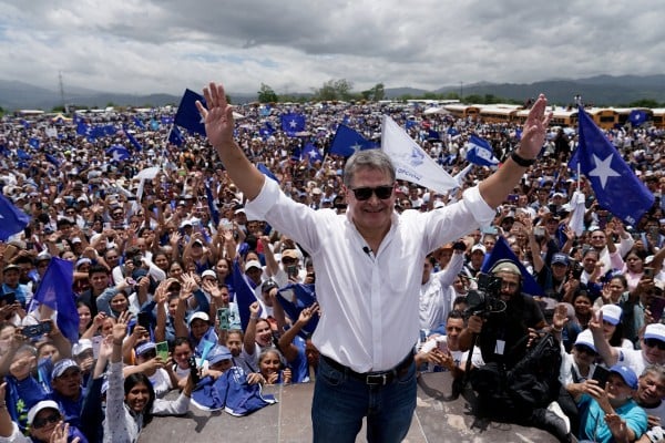 Juan Orlando Hernandez meets with supporters on Sunday. Photo: Reuters Juan Orlando Hernandez meets with supporters on Sunday. Photo: Reuters