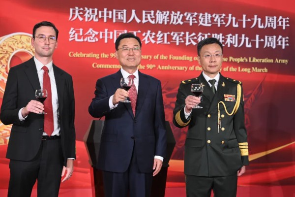 Pentagon official Alvaro Smith (left) with Chinese ambassador Xie Feng (centre) and defence attaché Major General Liu Zhan at China’s embassy in Washington on Tuesday. Photo: qq.com