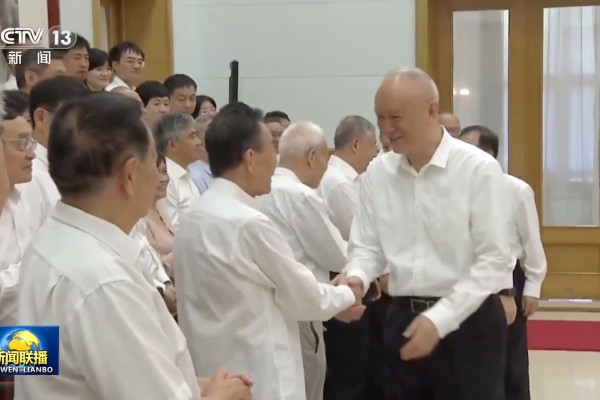 Cai Qi greets researchers and academics at Beidaihe. Photo: CCTV