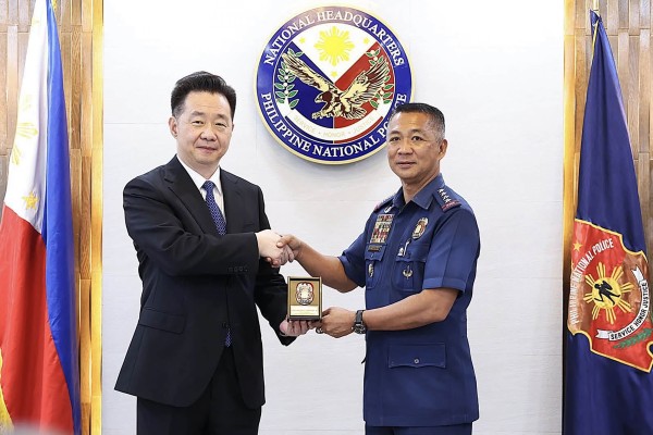 Philippine police chief Jose Melencio Nartatez Jnr (right) hosts Wang Xizhang, executive director general of Fujian’s Public Security Department, on Tuesday. Photo: Facebook/Philippine National Police