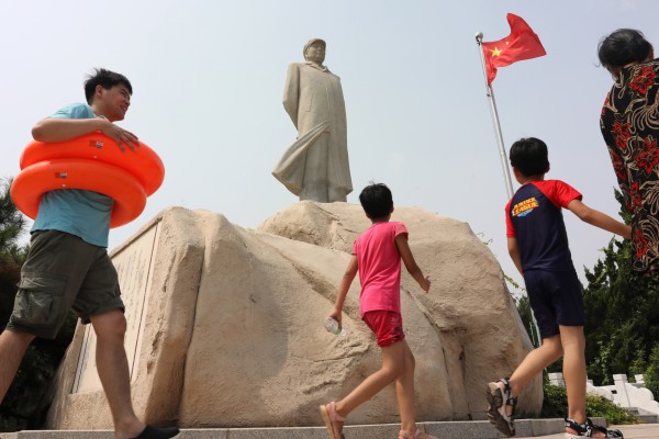 Visitors walk past a statue of Mao Zedong in Beidaihe, in northern Hebei province. Chinese leaders have travelled to the seaside town every year since the 1950s. Photo: Simon Song