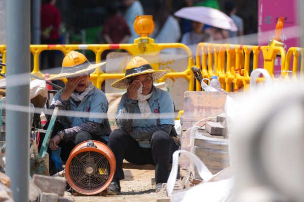 Construction workers at To Kwa Wan try to cool off in the extreme heat. Photo: Sam Tsang