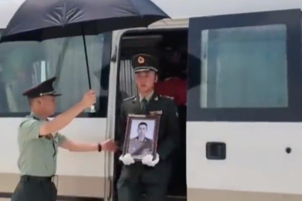 Chinese media say paratrooper Xia Shiyuan, from Huaiyuan county in eastern Anhui province, encountered an emergency shortly after leaving his mid-air aircraft during a scheduled exercise in Golmud, Qinghai province, on May 27. Photo: Weibo/合新闻