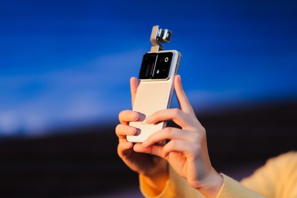 Chinese smartphone maker Honor has launched the Robot Phone, a handset with a motorised, fold-out gimbal camera. Photo: Handout Chinese smartphone maker Honor has launched the Robot Phone, a handset with a motorised, fold-out gimbal camera. Photo: Handout