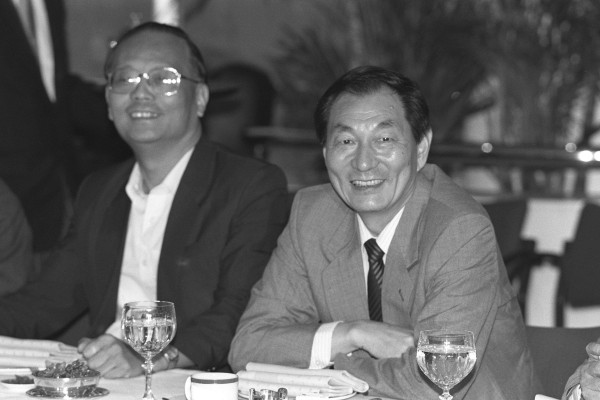 As mayor of Shanghai, Zhu Rongji (right) leads an economic delegation to Hong Kong in June 1990. Photo: Robert Ng