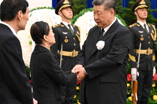 President Xi Jinping conveys his condolences to members of Zhu Rongji’s family at a cremation ceremony in Beijing on Tuesday. Top Communist Party leaders gathered to pay their respects to the late former premier of China. Photo: Xinhua