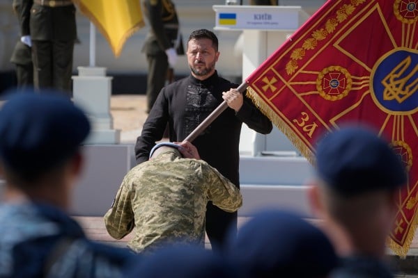 President Volodymyr Zelensky hands over the flag of a military unit during the ceremony to mark Ukraine Independence Day in Kyiv on Monday. Photo: AP President Volodymyr Zelensky hands over the flag of a military unit during the ceremony to mark Ukraine Independence Day in Kyiv on Monday. Photo: AP