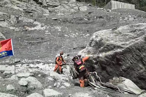 The first rescue teams reached the border crossing in Gyirong. Photo: CCTV