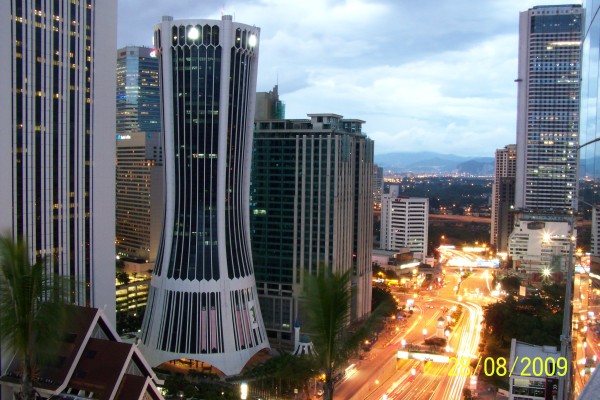Malaysia’s Lembaga Tabung Haji headquarters (left) in Kuala Lumpur. Photo: Wikipedia Commons / 龍崎 Jeffrey