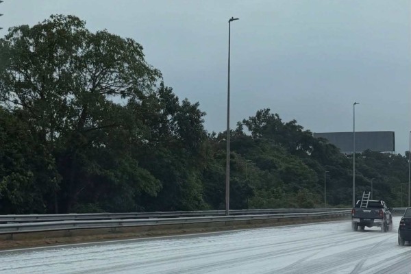 A snow-like foam covered a Malaysian highway after rain revived soap residue from a lorry spill. Photo: Threads/umminazali
