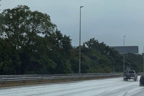A snow-like foam covered a Malaysian highway after rain revived soap residue from a lorry spill. Photo: Threads/umminazali
A snow-like foam covered a Malaysian highway after rain revived soap residue from a lorry spill. Photo: Threads/umminazali