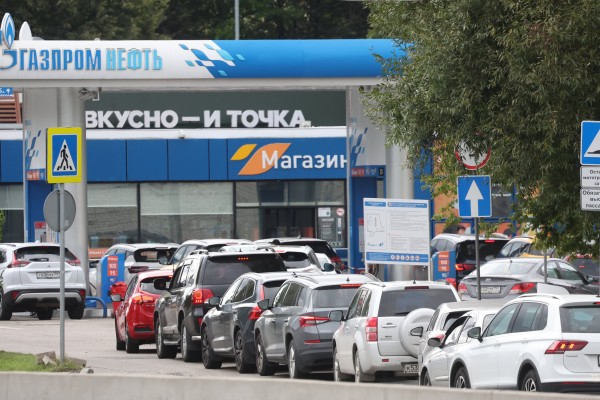 epa13178801 Cars line up at a Gazprom Neft gas station in Moscow, Russia, 19 August 2026. Sales limitations on fuel at some gas stations come as a result of repeated Ukrainian drone attacks on Russian oil infrastructure.  EPA/MAXIM SHIPENKOV