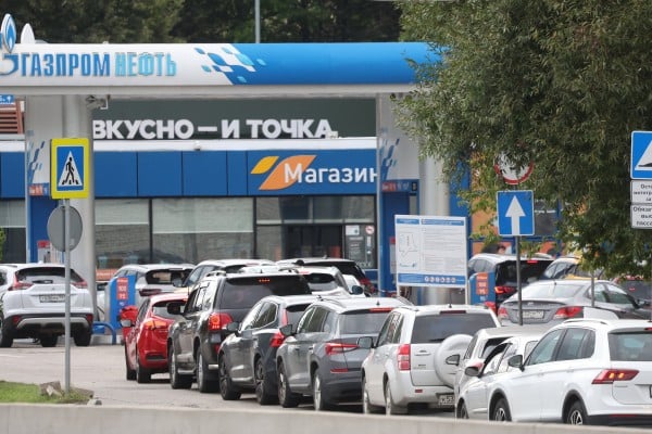 epa13178801 Cars line up at a Gazprom Neft gas station in Moscow, Russia, 19 August 2026. Sales limitations on fuel at some gas stations come as a result of repeated Ukrainian drone attacks on Russian oil infrastructure. EPA/MAXIM SHIPENKOV epa13178801 Cars line up at a Gazprom Neft gas station in Moscow, Russia, 19 August 2026. Sales limitations on fuel at some gas stations come as a result of repeated Ukrainian drone attacks on Russian oil infrastructure. EPA/MAXIM SHIPENKOV