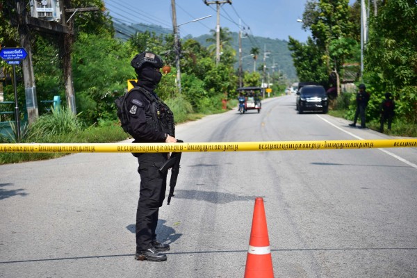 Thai soldiers man a checkpoint in Cho Airong district after an attack on a telecommunications tower in the southern Thai province of Narathiwat on August 23. Photo: AFP