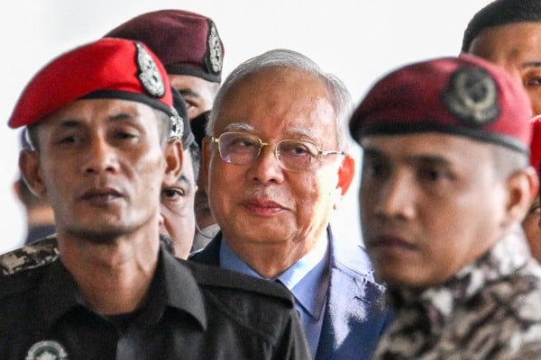 (FILES) Former Malaysian prime minister Najib Razak (C) arrives at the Kuala Lumpur Court Complex in Kuala Lumpur on October 30, 2024. Najib, who is serving a six-year jail term for his role in the country’s 1MDB corruption scandal, will spend the rest of his sentence under house arrest, Malaysia’s king ordered on September 18, 2026. (Photo by Mohd RASFAN / AFP) (FILES) Former Malaysian prime minister Najib Razak (C) arrives at the Kuala Lumpur Court Complex in Kuala Lumpur on October 30, 2024. Najib, who is serving a six-year jail term for his role in the country’s 1MDB corruption scandal, will spend the rest of his sentence under house arrest, Malaysia’s king ordered on September 18, 2026. (Photo by Mohd RASFAN / AFP)