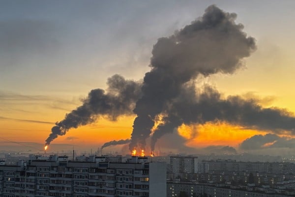 Plumes of smoke rise from fires at an oil refinery following a Ukrainian drone strike in Moscow on Sunday. Photo: Reuters Plumes of smoke rise from fires at an oil refinery following a Ukrainian drone strike in Moscow on Sunday. Photo: Reuters