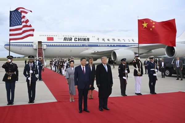 Chinese President Xi Jinping and first lady Peng Liyuan arrive to a ceremonial red carpet welcome from their US counterparts, Donald and Melania Trump, at Joint Base Andrews on September 23. Photo: Xinhua 