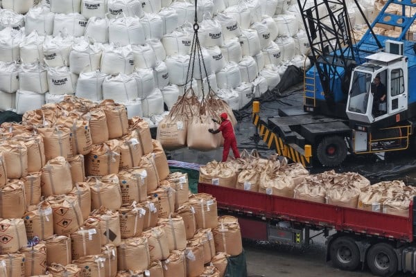 Workers load sulphur at a storage yard on a wharf in Nanjing, in eastern China’s Jiangsu province, on April 14, 2026. Photo: AFP Workers load sulphur at a storage yard on a wharf in Nanjing, in eastern China’s Jiangsu province, on April 14, 2026. Photo: AFP
