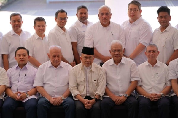 Rais Yatim (centre) poses with other Parti Wawasan Negara exco members in July. Photo: Facebook / WawasanNegara Rais Yatim (centre) poses with other Parti Wawasan Negara exco members in July. Photo: Facebook / WawasanNegara