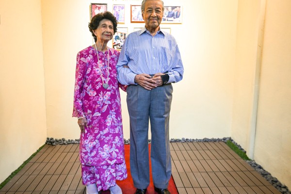 Malaysia’s former prime minister Mahathir Mohamad and his wife Siti Hasmah Mohamad Ali visit an ice cream shop in Shah Alam, on the outskirts of Kuala Lumpur, in June last year. Photo: AFP
