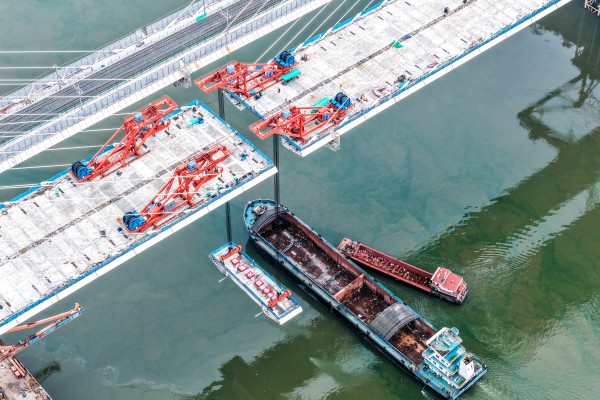 Construction of the Shituo Yangtze River Bridge in Chongqing. Photo: Xinhua
