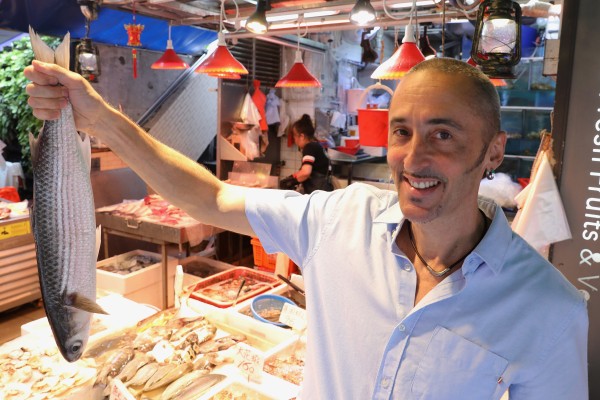 Oliver Smith shops for a keto diet meal at Gage Street Wet Market in Central, Hong Kong. Photo: Dickson Lee