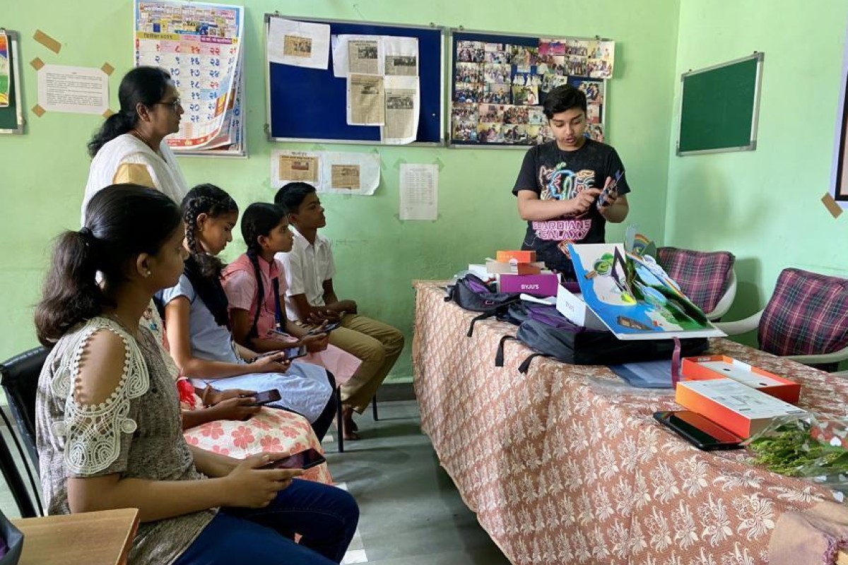 Arhan explains the app to students in Maharashtra, India.